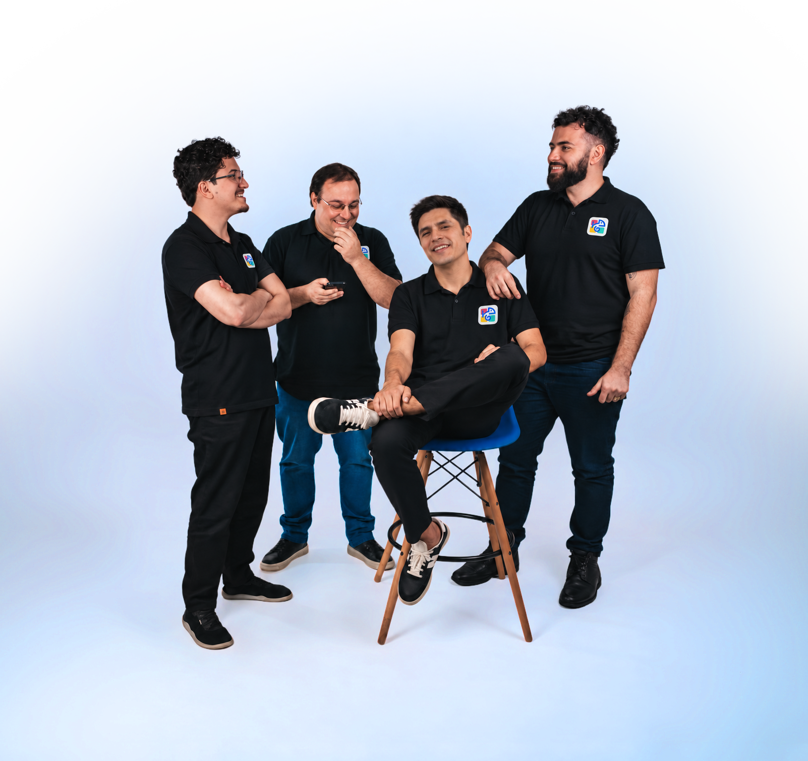 Equipo de KURVAZA reunido en el estudio