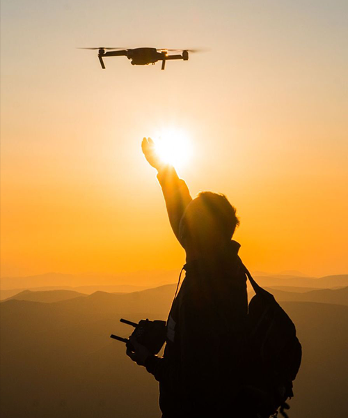 Operador realizando una grabación cinematográfica con dron
